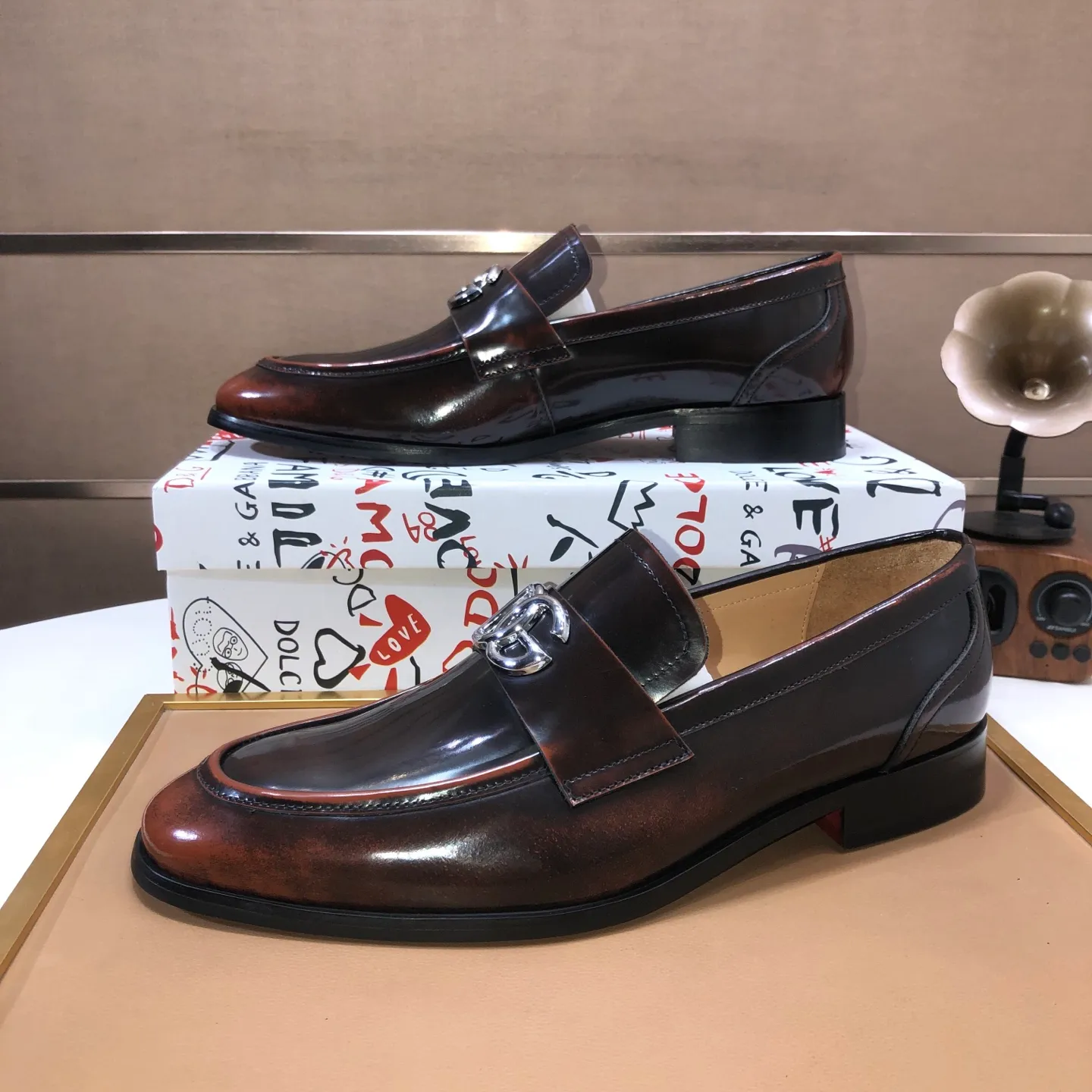 Ex-factory price 500💰DG top quality🔍🔍men's new leather shoes🚹Sold simultaneously at counters⚠Shoe uppers are imported cowhide from Italy, fully imported cowhide lining, imported accessories💪💪, completely 1⃣️ to 1⃣️replica🇮🇹 💪💪, ⚠Sole: The original sole is specially provided by the original factory, the exclusive movable molded sole is super comfortable, ⚠The original factory follows the order, 🔍🔍high quality, you can enter and exit the counter at will, welcome to compare ⚠Number of sizes: 38-44 (45 customized)